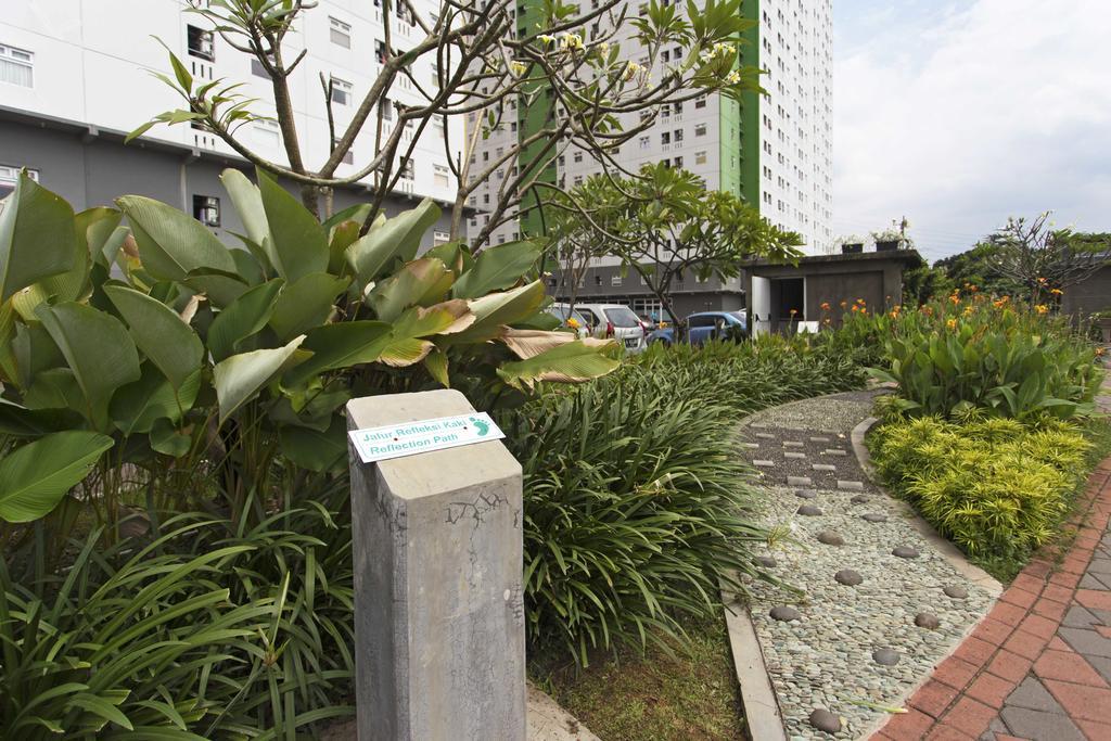 Reddoorz Apartment @ Green Pramuka Jakarta Exterior photo
