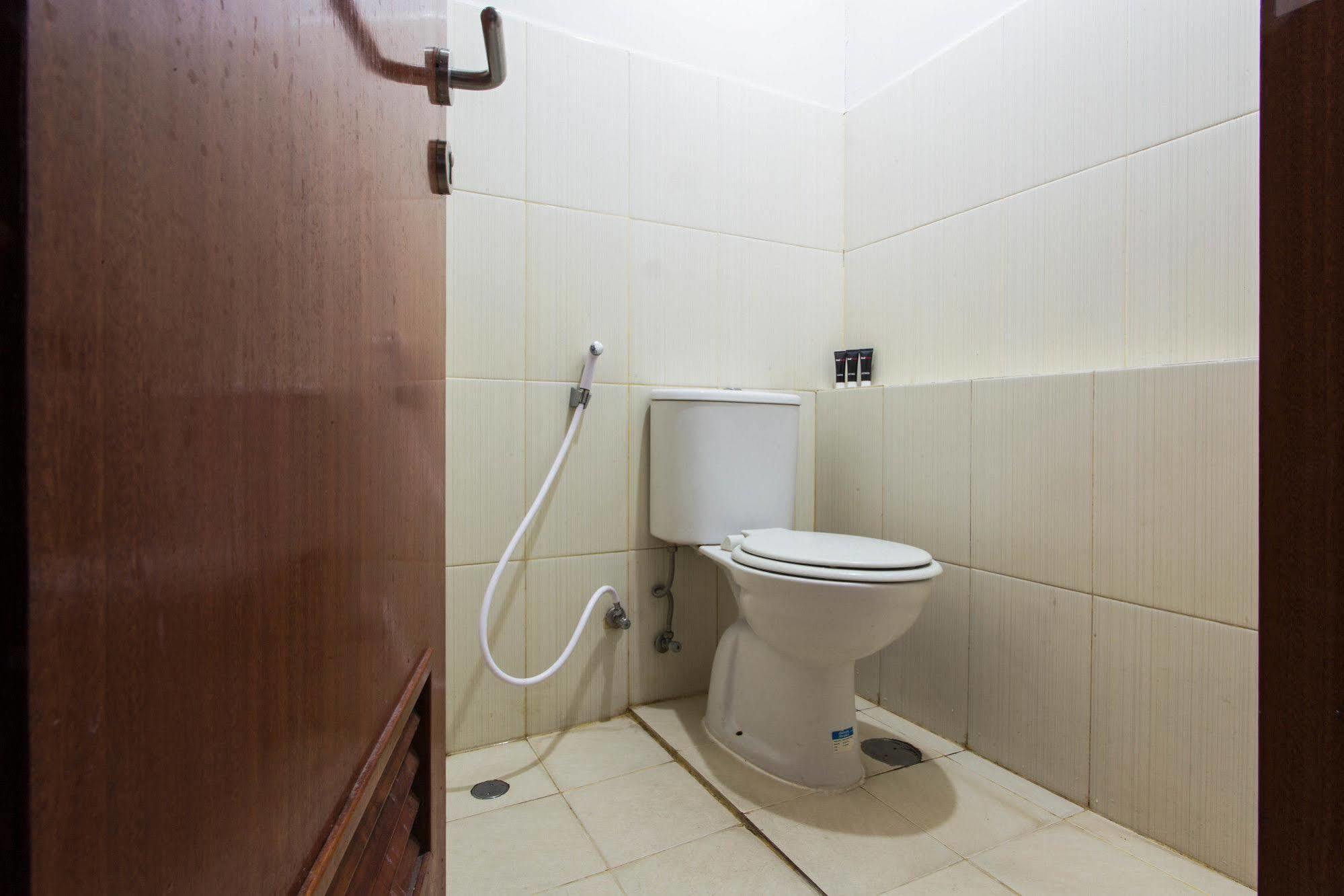 Reddoorz Apartment @ Green Pramuka Jakarta Exterior photo