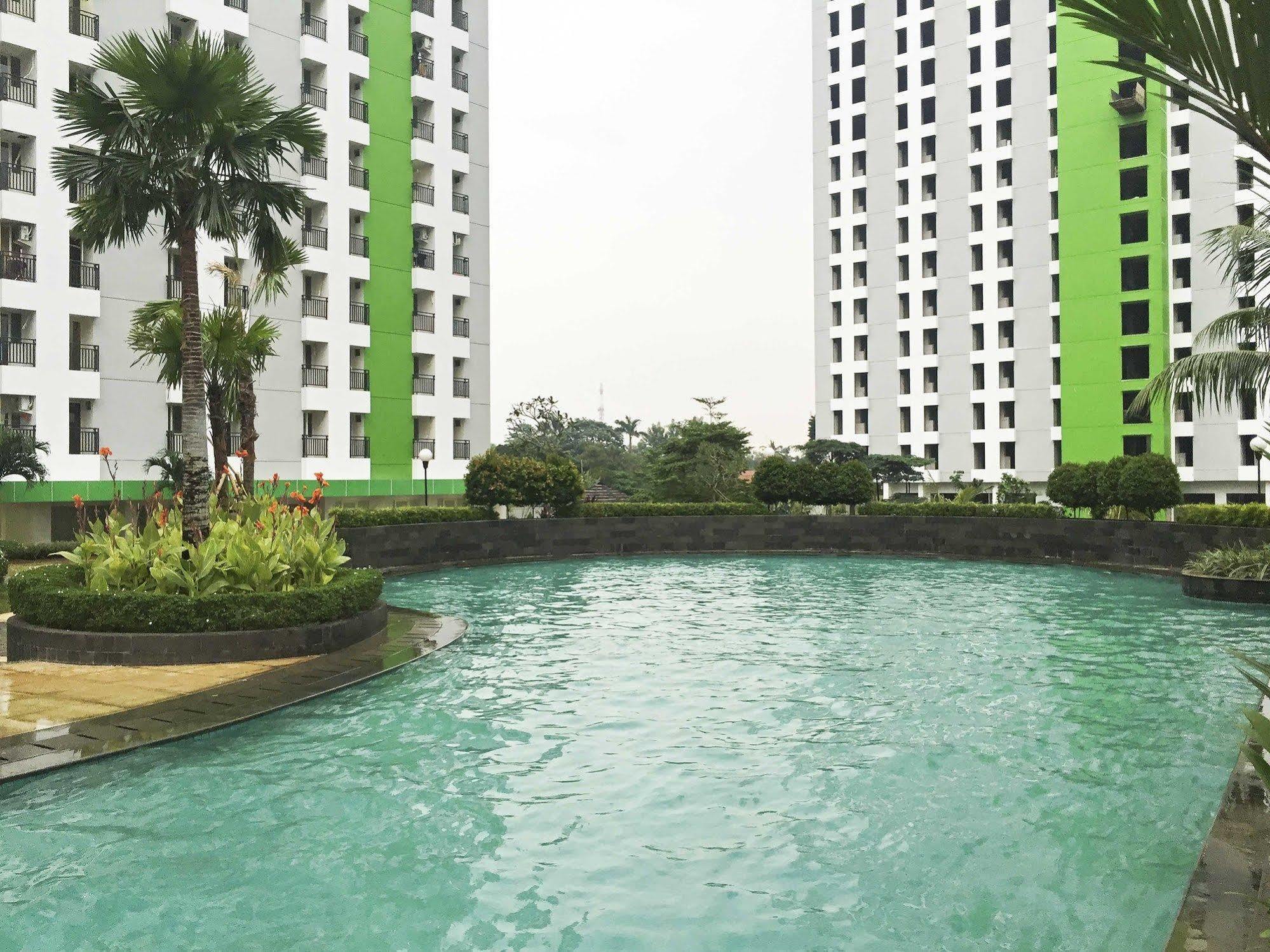 Reddoorz Apartment @ Green Pramuka Jakarta Exterior photo