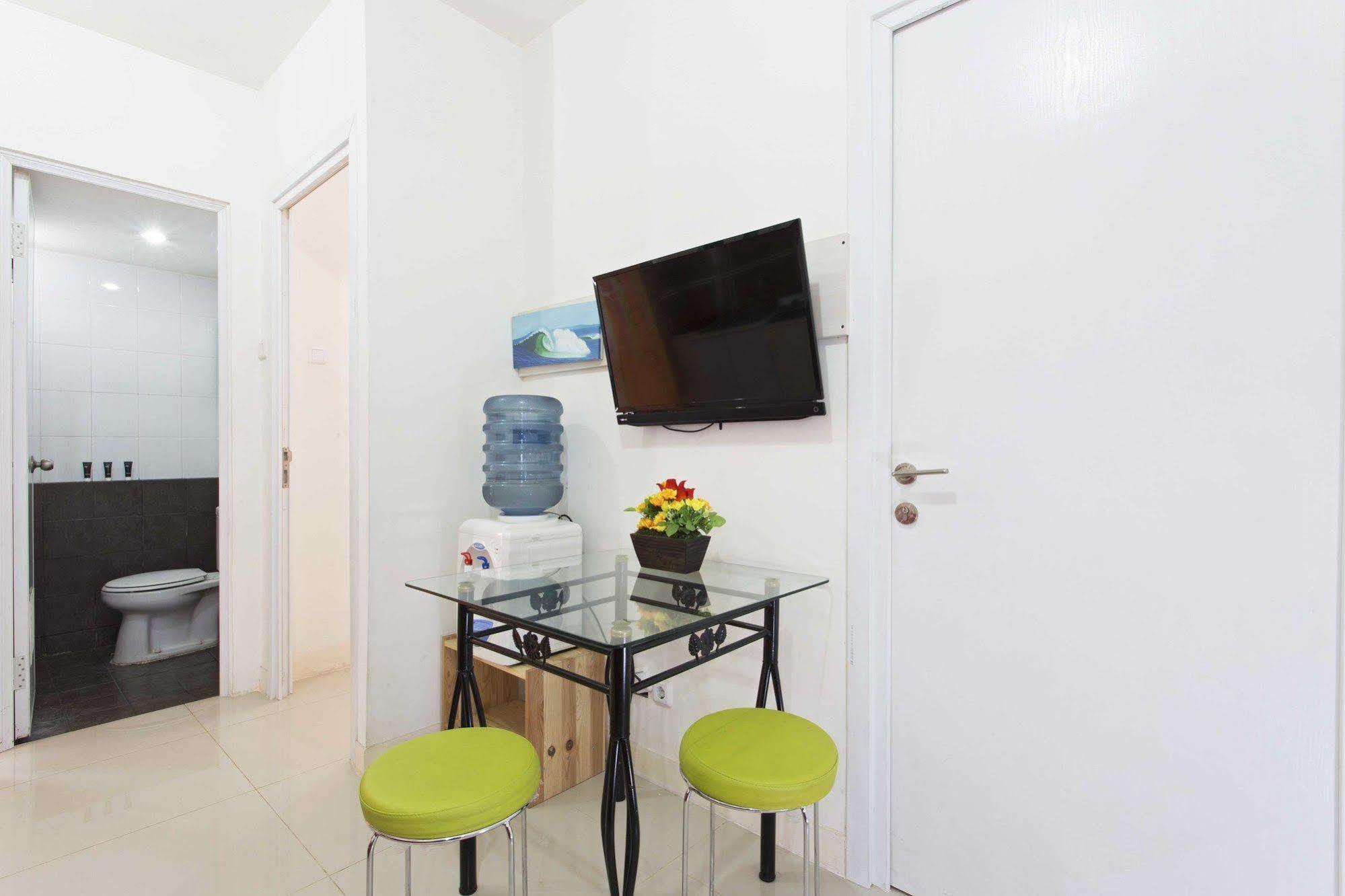Reddoorz Apartment @ Green Pramuka Jakarta Exterior photo