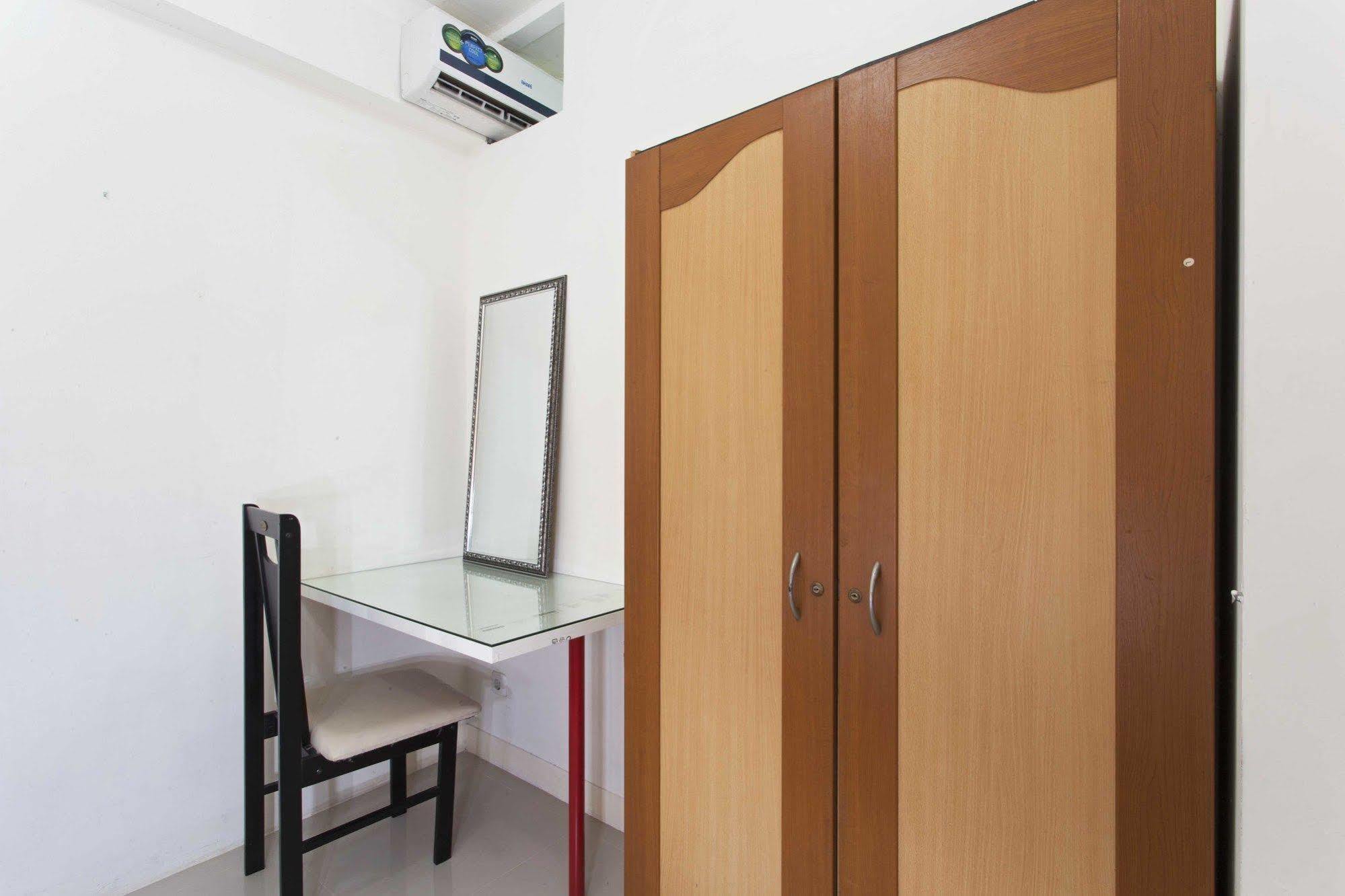 Reddoorz Apartment @ Green Pramuka Jakarta Exterior photo